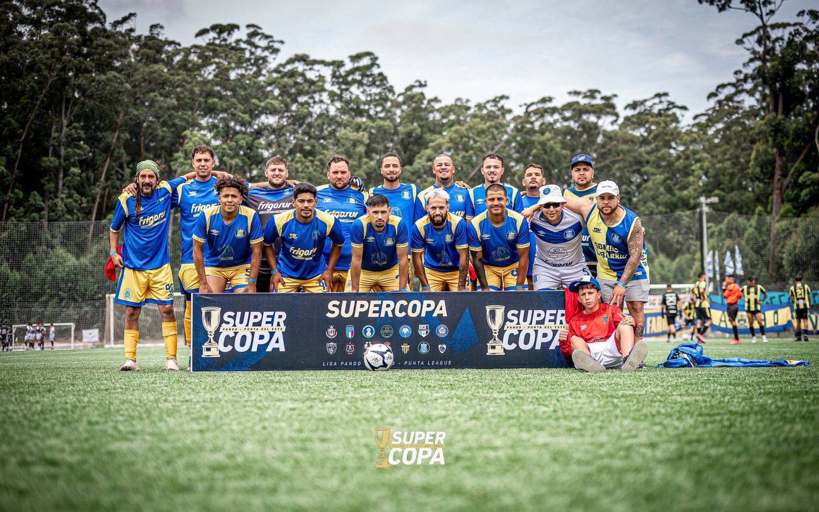 Equipo posando con el cartel